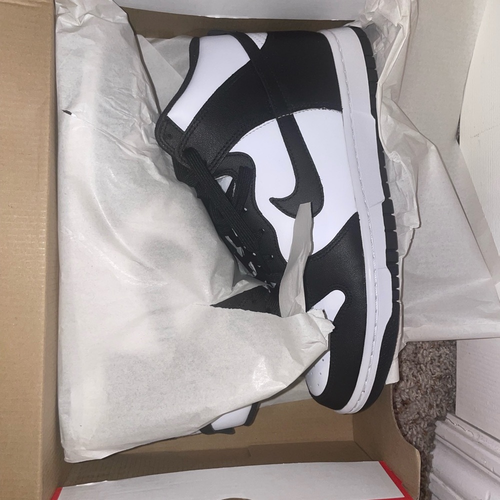 Nike Panda Dunks - Picture 2 of 3